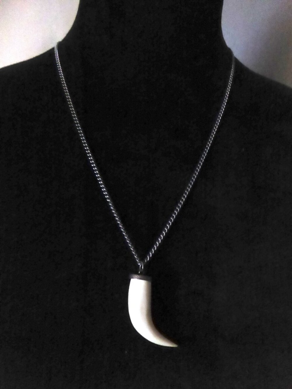 VINTAGE 1.25” ANIMAL TOOTH FANG TUSK PENDANT NECKLACE